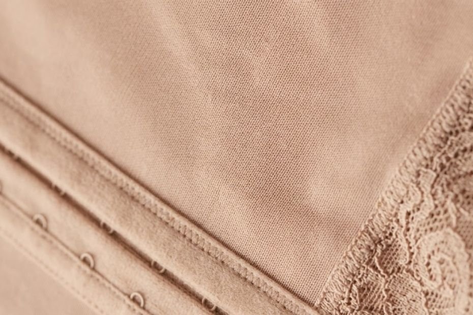 Textura de Smart Textiles de VITÍ™ CONTROL diseñada para evitar la picazón por faja y proteger la piel sensible.
